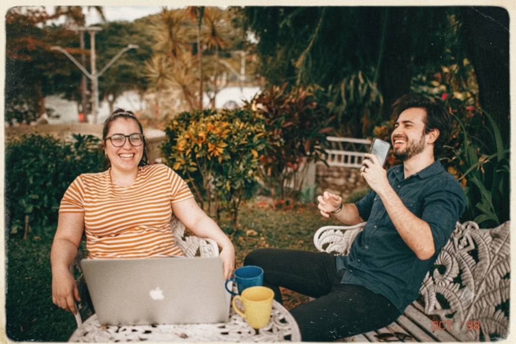 Photo lifestyle — deux collègues détendus en extérieur