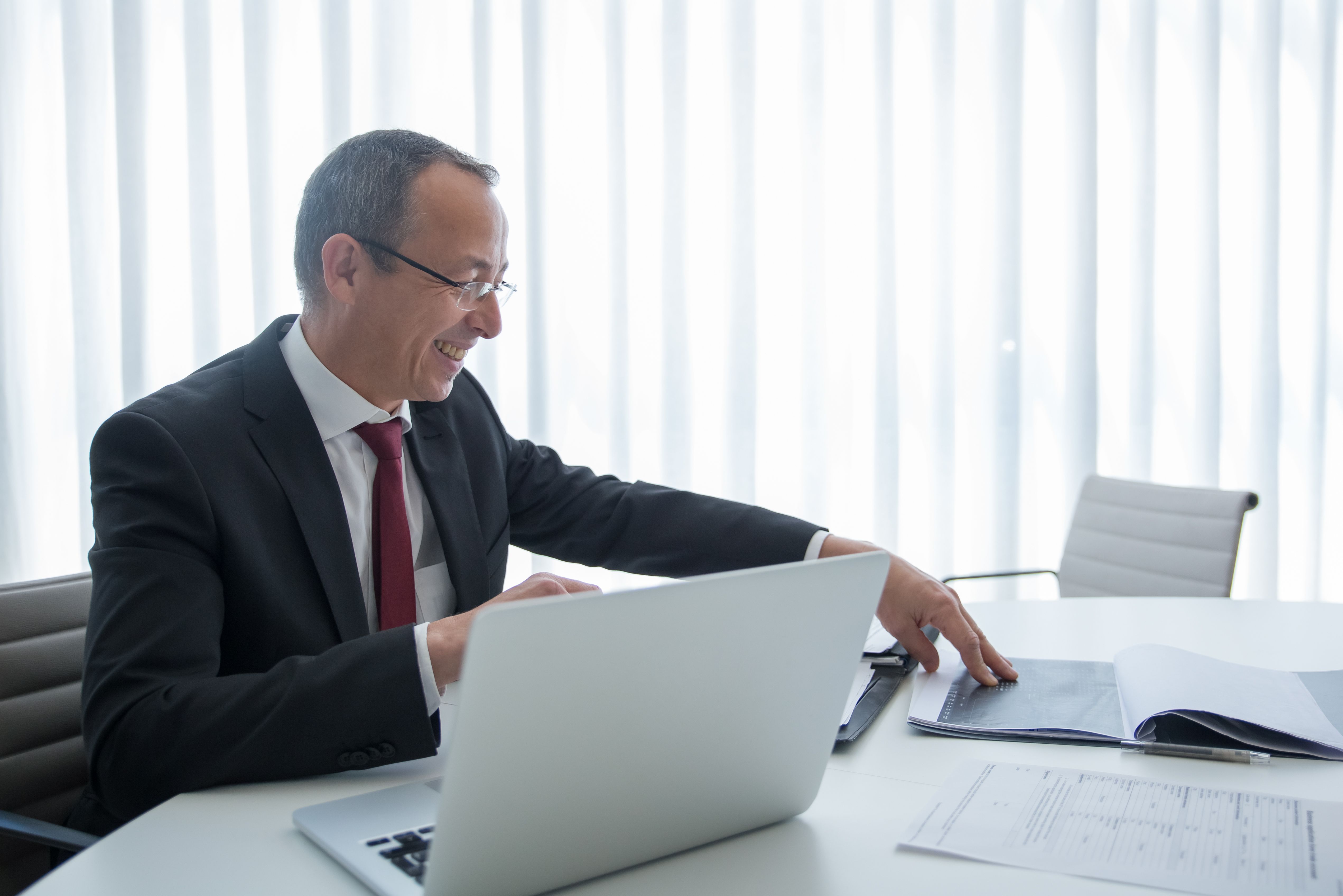 Dirigeant serein à son bureau